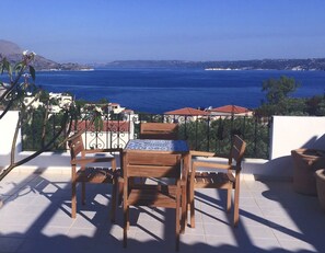 Outdoor dining - Spacious villa with private pool (Plaka, Apokoronas, Chania, Crete)