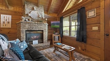 Televisie, een open haard en een kantoor