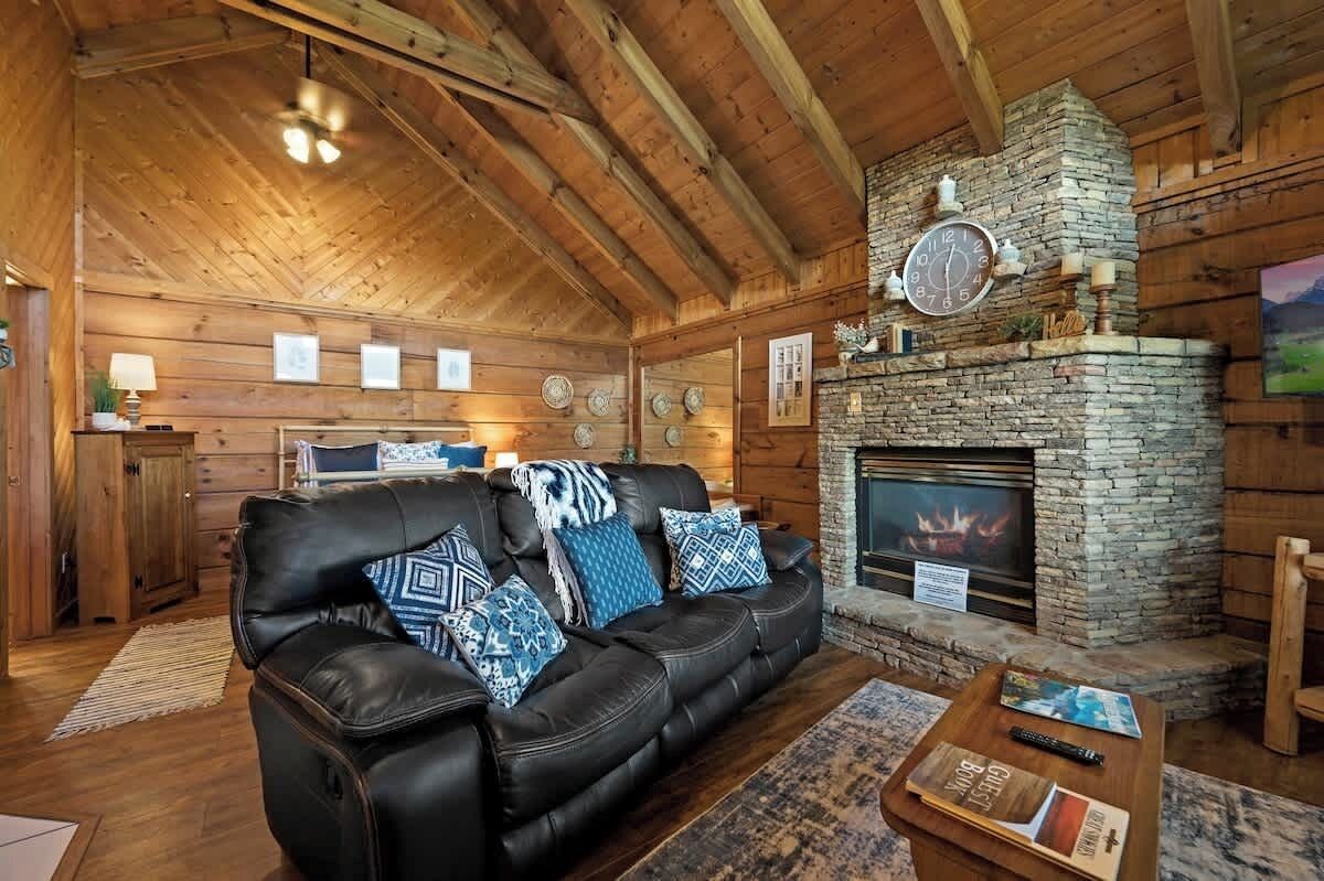 Televisión, chimenea y oficina 