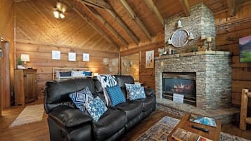 Televisión, chimenea y oficina