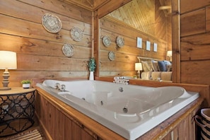 Een douche, een bubbelbad, een haardroger, handdoeken