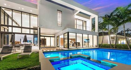 Villa Okasa: Modern Marvel with Pool + Jacuzzi + Pool Table + BBQ