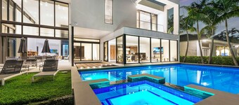 Villa Okasa: Modern Marvel with Pool + Jacuzzi + Pool Table + BBQ