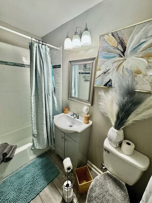 Duschwanne, Haartrockner, Handtücher, Shampoo