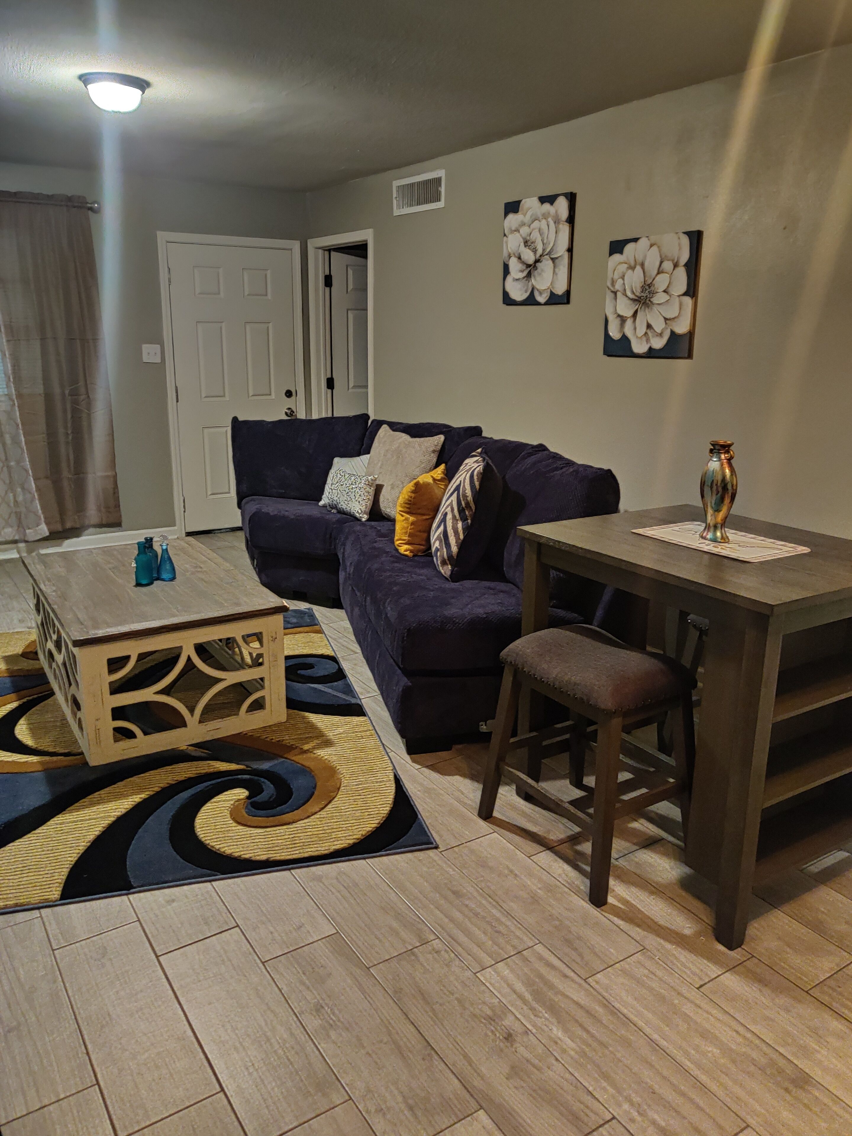 Lovely Remodeled one bedroom Apartment with free parking