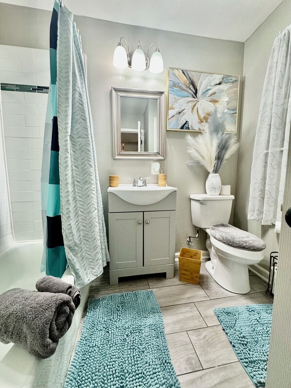 Duschwanne, Haartrockner, Handtücher, Shampoo