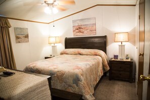 2 bedrooms, desk, iron/ironing board, free WiFi - Lake front retreat, covered boat dock, large deck, fenced play area, RV parking (Eufaula)