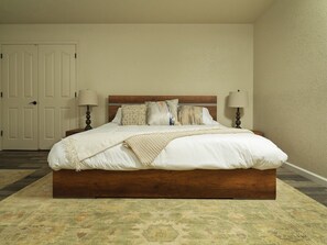 3 bedrooms, WiFi, bed sheets - Cobalt Cabin Gateway to Grand Canyon Sedona & More (Williams)