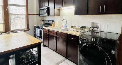 Minutes from Downtown Gorgeous ,spacious 2BD/ 1BA w/ Parking