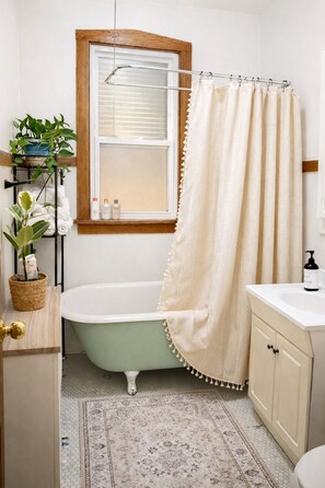 Combined shower/tub, hair dryer, towels