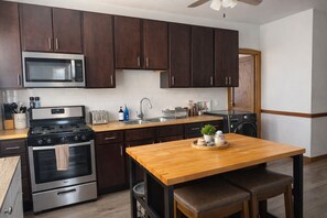 Mikrowelle, Ofen, Herdplatte, Wasserkocher mit Kaffee-/Teezubehör