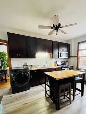 Mikrowelle, Ofen, Herdplatte, Wasserkocher mit Kaffee-/Teezubehör