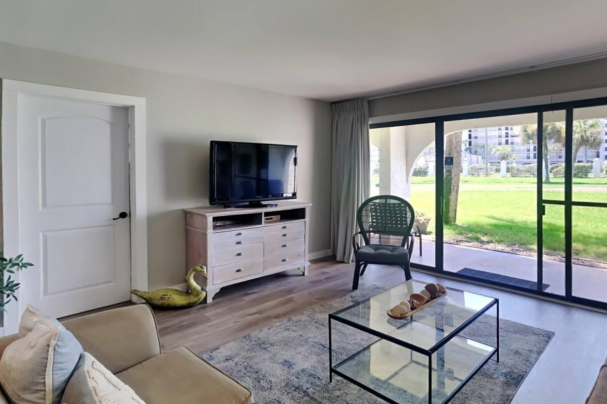 Appartement, Meerdere bedden, balkon, uitzicht op tuin (Villa 505 - No Pets) | Woonruimte | Een 40-inch televisie met kabelzenders