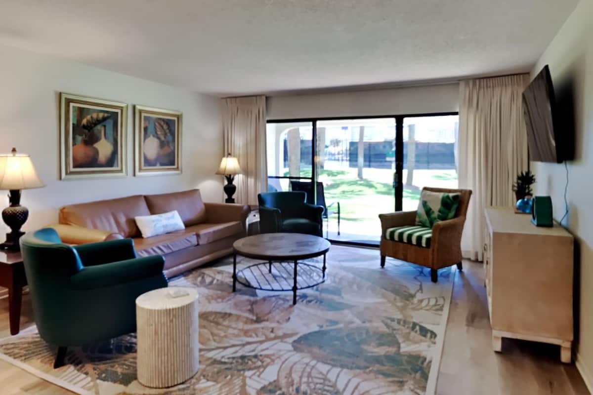 Condo, Multiple Beds, Balcony (Golf Villa 2604 - No Pets Allowed) | Living area | 40-inch TV with cable channels