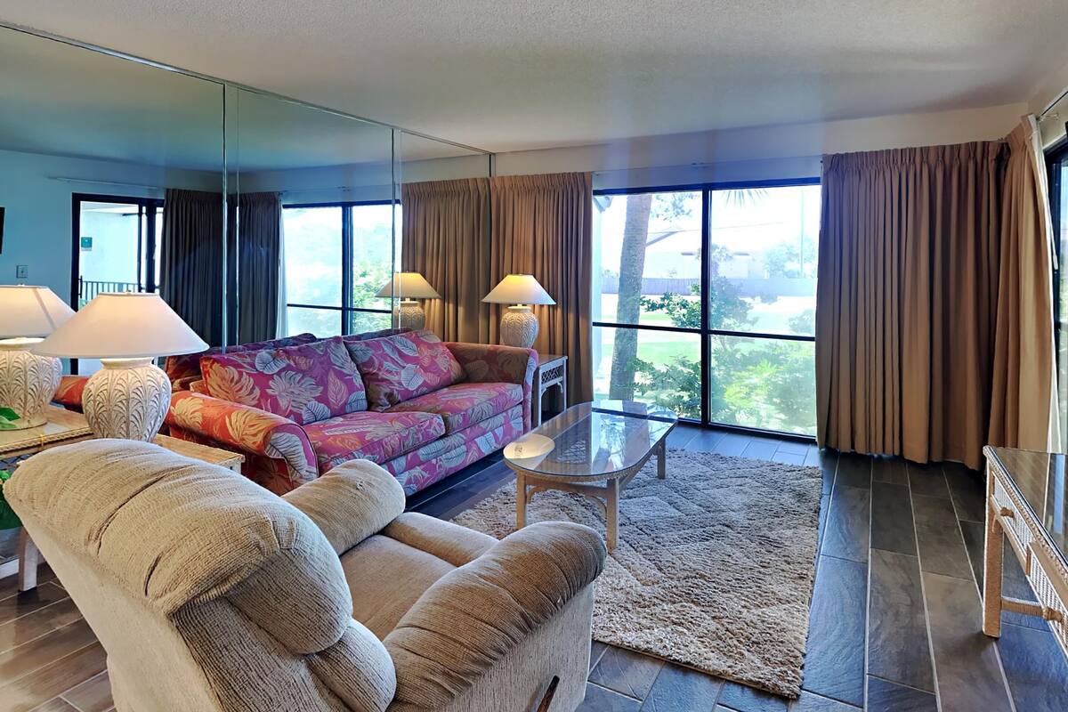 Appartement, 1 kingsize bed met slaapbank, balkon, uitzicht op golfbaan (Villa 2011 - No Pets) | Woonruimte | Een 40-inch televisie met kabelzenders