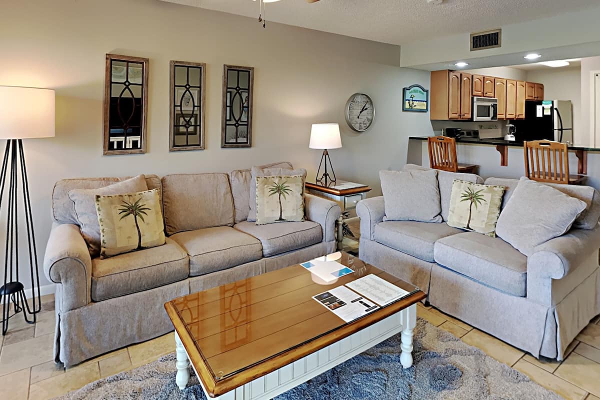 Condo, 2 Queen Beds, Patio, Golf View (Golf Villa 404 - No Pets Allowed) | Living area | 40-inch TV with cable channels