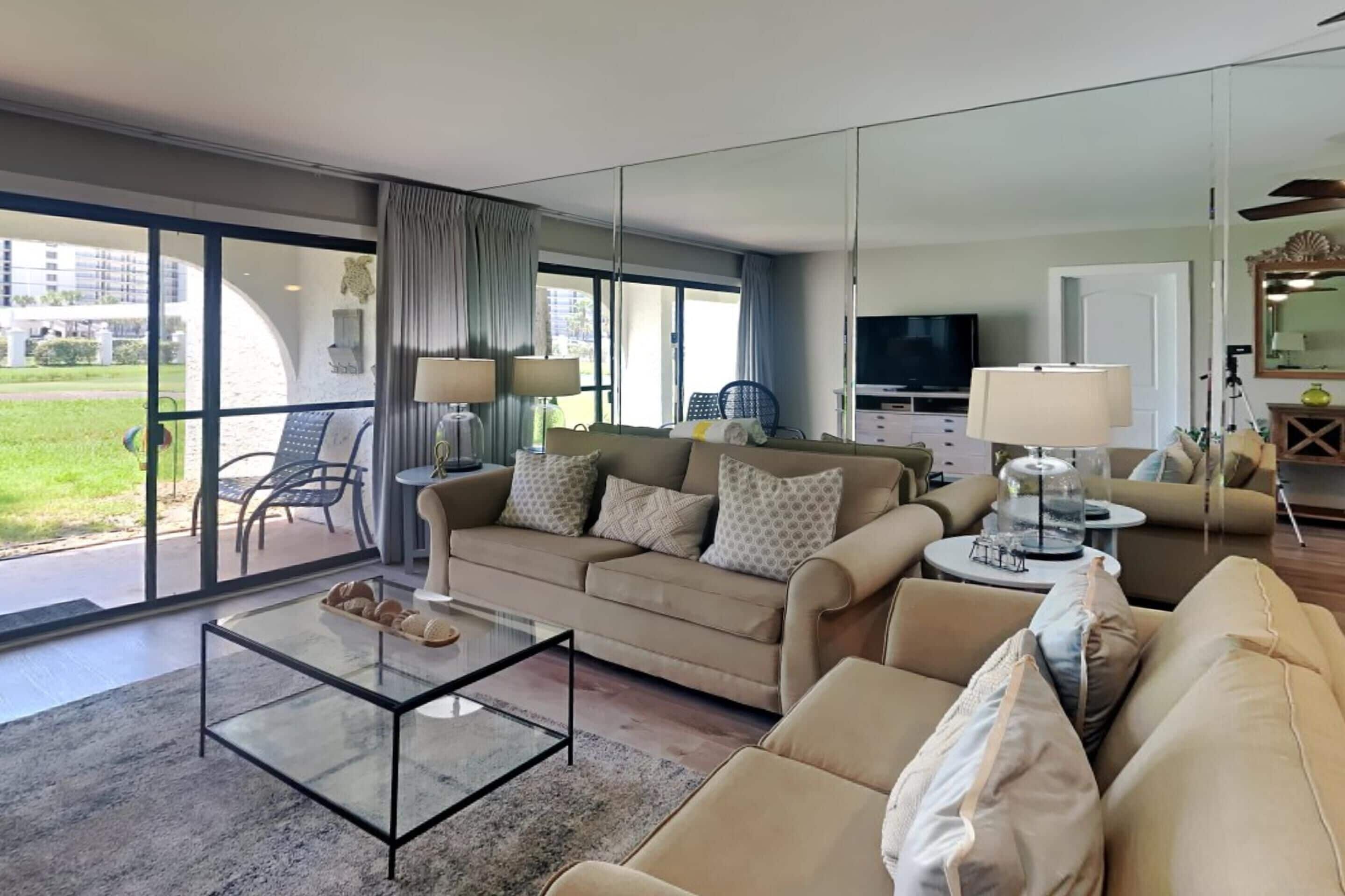 Condo, nhiều giường, ban công, quang cảnh vườn (Villa 505 - No Pets) | Khu phòng khách | TV 40-inch có truyền hình cáp 