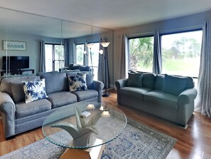 Condo, varias camas, balcón (Villa 1913 - No Pets) | Área de sala de estar | Televisión de 40 pulgadas con canales por cable 