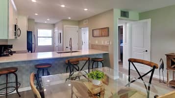 Appart'hôtel, plusieurs lits, balcon, vue jardin (Villa 505 - No Pets) | Cuisine privée | Réfrigérateur, micro-ondes, four, plaque de cuisson
