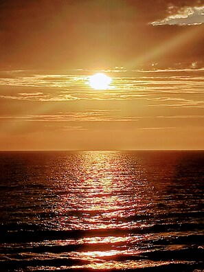 Ubicación cercana a la playa, tumbonas y toallas de playa