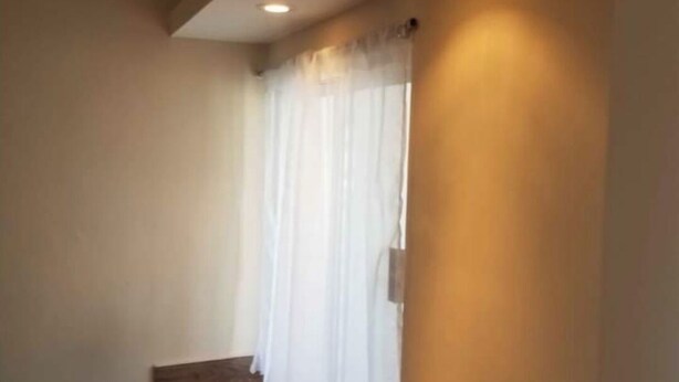 A narrow hallway with a wooden bench, a window with white curtains, and recessed ceiling lighting. - departamento bonito en linares NL (Linares)