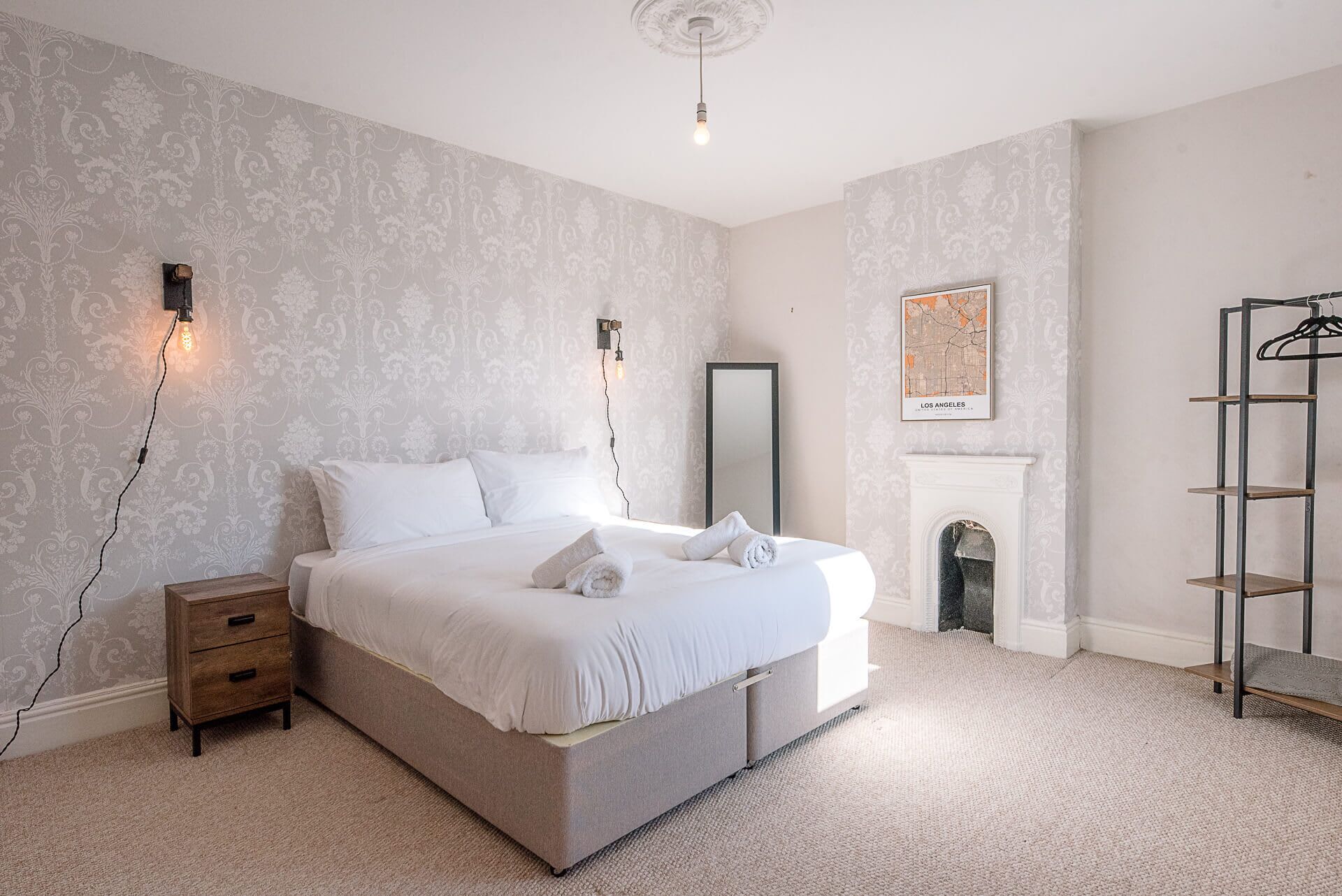 4 bedrooms, laptop workspace, bed sheets