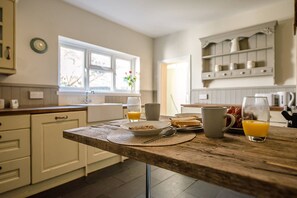 Microwave, oven, stovetop, dishwasher - The Big Family Beach House, Pakefield (Lowestoft)