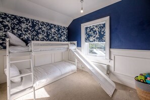 4 bedrooms, laptop workspace, bed sheets - The Big Family Beach House, Pakefield (Lowestoft)