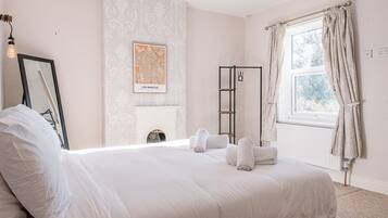 4 bedrooms, laptop workspace, bed sheets