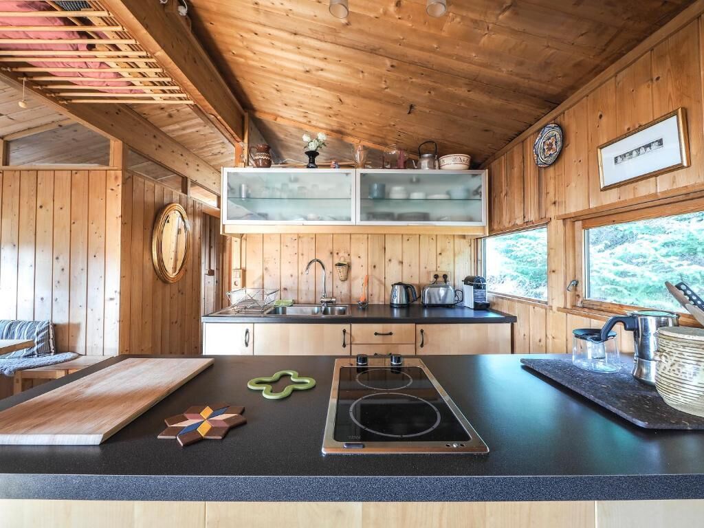 Kühlschrank, Ofen, Herdplatte, Wasserkocher mit Kaffee-/Teezubehör