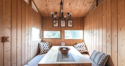 The Secret Cabin with hot tube in nature reserve close to Reykjavik