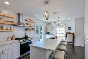 Fridge, microwave, oven, stovetop - The Stanley Schooner House (Milbridge)