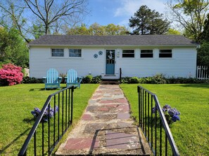 Property grounds - Cozy Cottage- Bright, 2 Bedroom- Great Location (Mashpee)