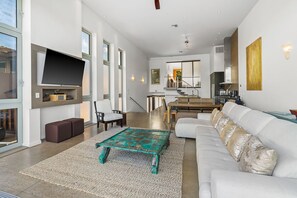 Smart TV - Modern Oceanfront Resort Living. Luxury Oceanfront Bedroom Suites. Sleeps 10! (Lihue)