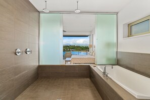 3 bedrooms, iron/ironing board, travel cot, free WiFi - Modern Oceanfront Resort Living. Luxury Oceanfront Bedroom Suites. Sleeps 10! (Lihue)
