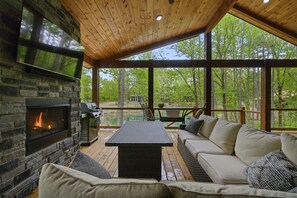 Smart TV, fireplace