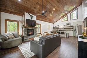 Smart TV, fireplace - Couple's Romantic Escape + Fountain + Hot Tub (Broken Bow)