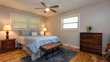 3 bedrooms, iron/ironing board, WiFi (free), bed sheets