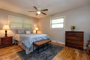 3 slaapkamers, een strijkplank/strijkijzer, gratis wifi, beddengoed