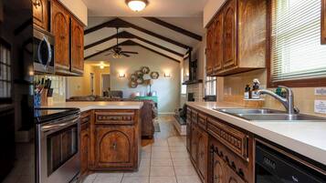 Køleskab, mikrobølgeovn, ovn, kogeplade