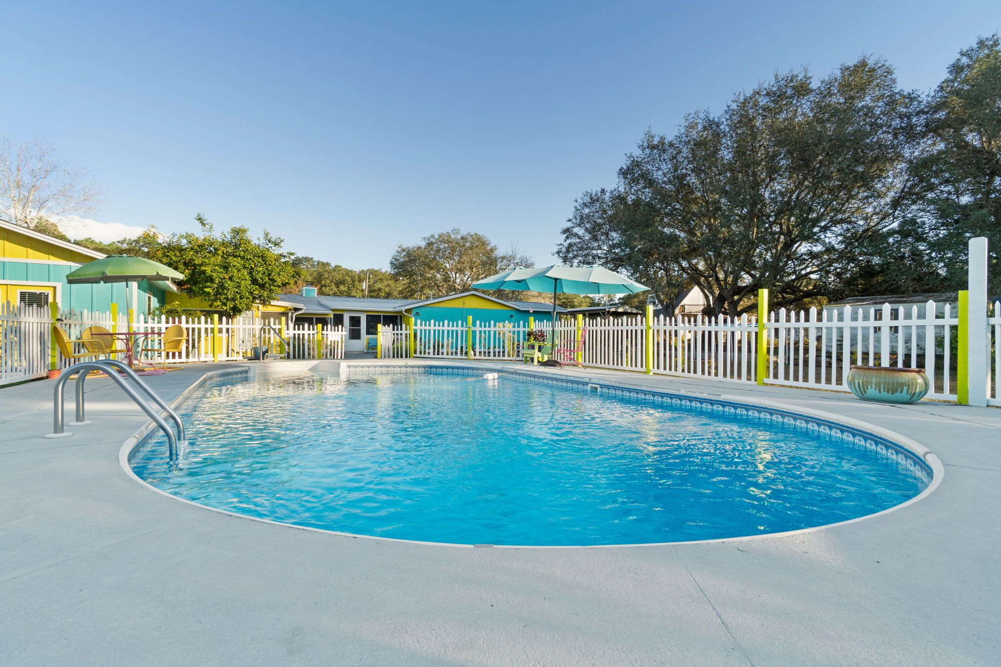 New listing/Tropical Blue/ sleeps 4 min from Navarre beach