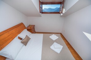 2 soverom, skrivebord, strykejern/-brett og wi-fi (inkludert)