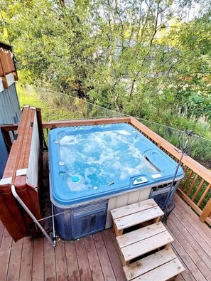 Outdoor spa tub - The Luxury Loft in Anchorage (Anchorage)