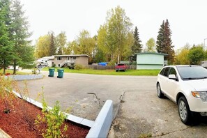 المنطقة المحيطة بالمنشأة