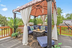 Outdoor dining - The Luxury Loft in Anchorage (Anchorage)