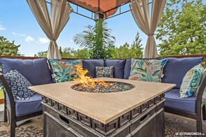 Outdoor dining - The Luxury Loft in Anchorage (Anchorage)