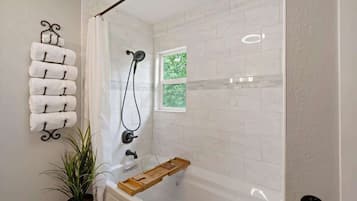 Badewanne, Haartrockner, Shampoo