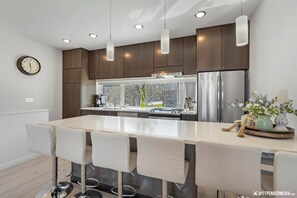 Réfrigérateur, four à micro-ondes, un four, surface de cuisson