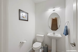 Badewanne, Haartrockner, Handtücher