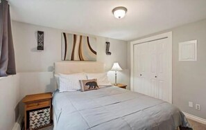 2 bedrooms, iron/ironing board, WiFi, bed sheets - Cook Inlet Inn in Anchorage (Anchorage)